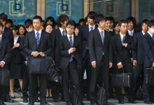 紧随普通“打工人”，日本公务员将迎来34年来最大幅度加薪-程序员中文网