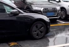 过减速带就弹行人保护装置,弹了4次保险都不给修了!特斯拉车主躺到店内维权-程序员中文网