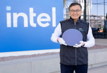 成败全看它!英特尔CEO手捧全球首款1.8纳米工艺芯片晶圆亮相-程序员中文网