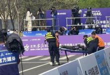 宇树H1半马赛场终点“累倒”,工作人员担架紧急处置-程序员中文网